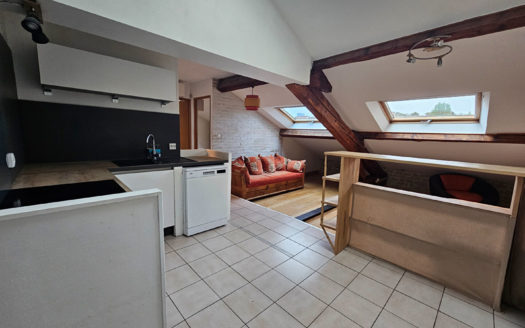 T2 dernier étage rénové métro République