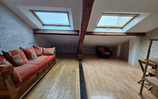 T2 dernier étage rénové métro République