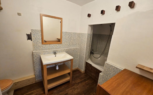 T2 dernier étage rénové métro République