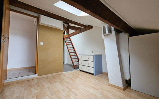 T2 dernier étage rénové métro République