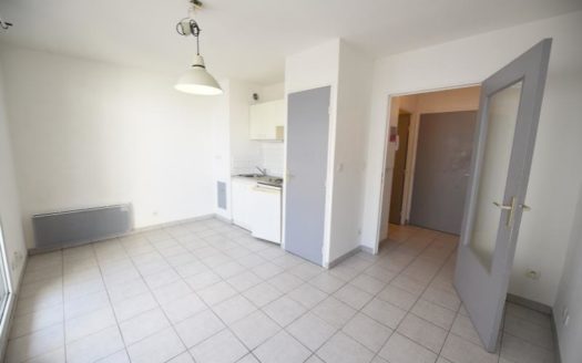 Studio récent avec parking Charpennes / 6ème