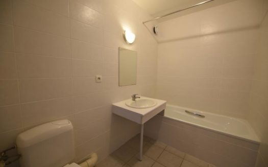 Studio récent avec parking Charpennes / 6ème