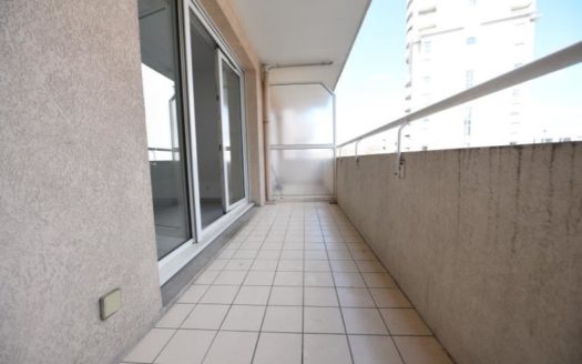 Studio récent avec parking Charpennes / 6ème