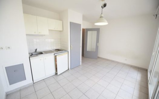 Studio récent avec parking Charpennes / 6ème