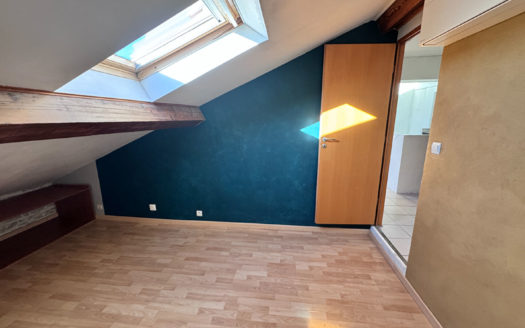 T2 dernier étage rénové métro République