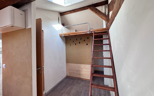 T2 dernier étage rénové métro République