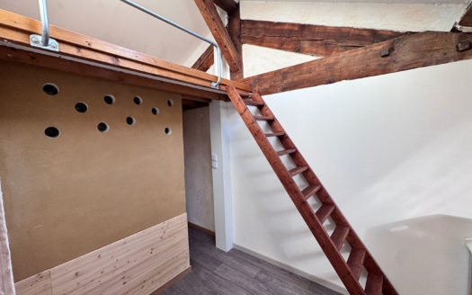 T2 dernier étage rénové métro République