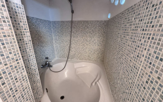 T2 dernier étage rénové métro République