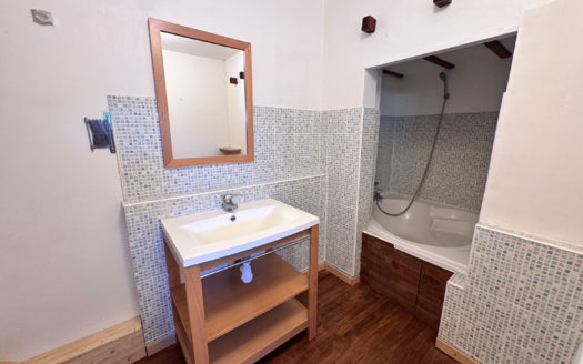 T2 dernier étage rénové métro République