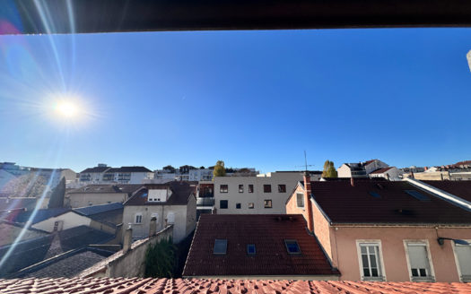 T2 dernier étage rénové métro République