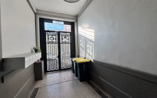 T2 dernier étage rénové métro République